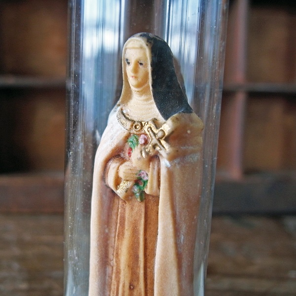 画像: ガラスドームの中の聖女テレーズ像