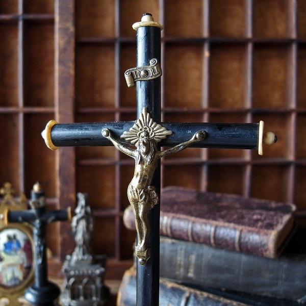 画像: 19世紀 ドクロ付き卓上十字架