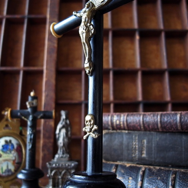 画像: 19世紀 ドクロ付き卓上十字架