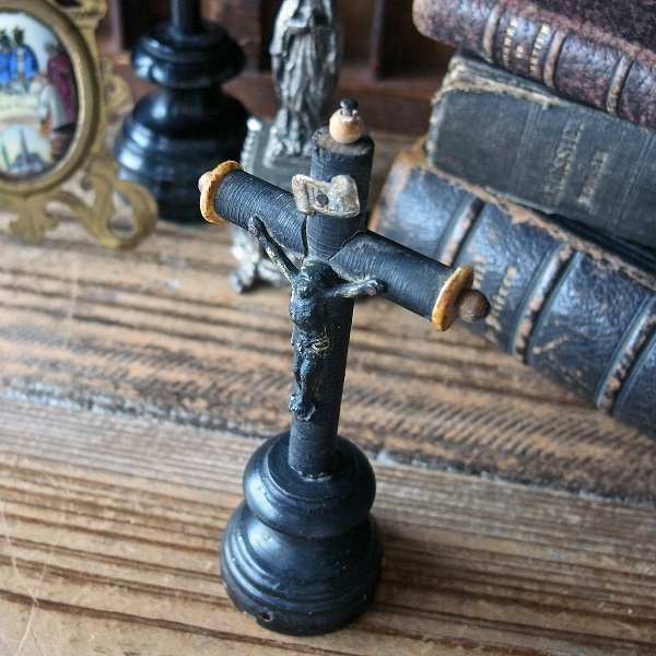 画像: 19世紀の木製卓上十字架