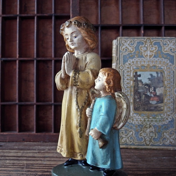 画像: 初聖体拝領記念の少女と天使像