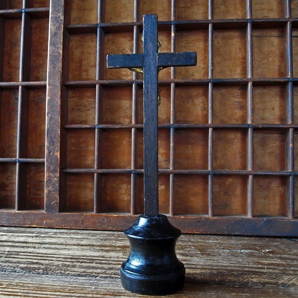 画像: ドクロ付きの卓上十字架