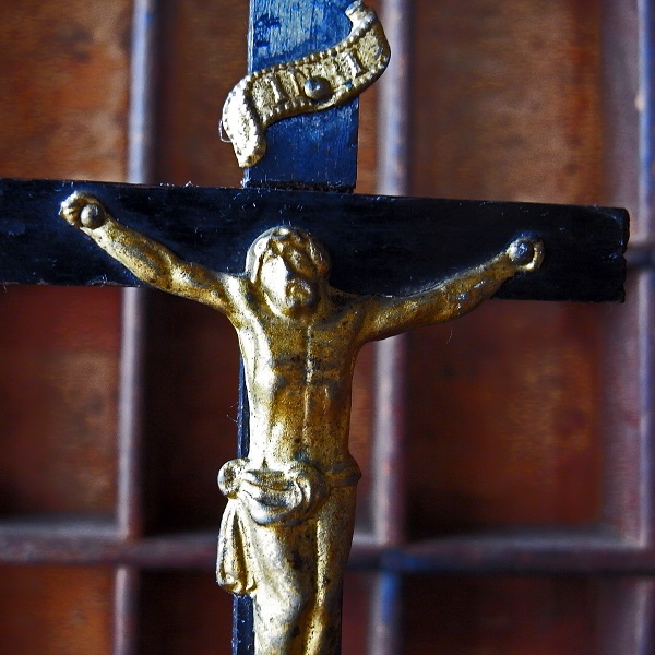 画像: ドクロ付きの卓上十字架