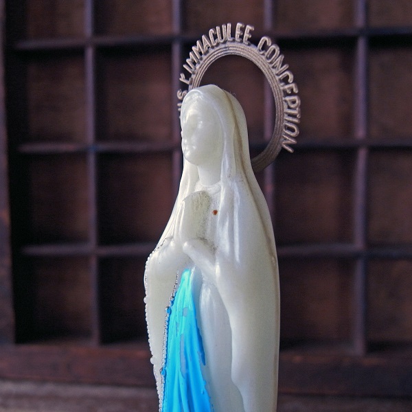 蓄光の聖母マリア像 - Eggplant