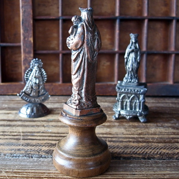 画像: 木の台座に立つ聖母子像