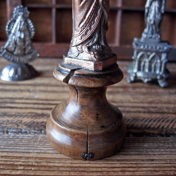 画像: 木の台座に立つ聖母子像