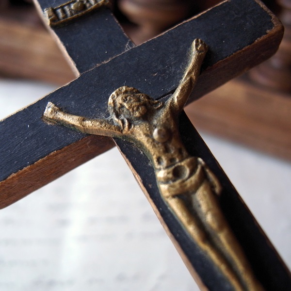画像: 19世紀の木製十字架（聖母像付き）