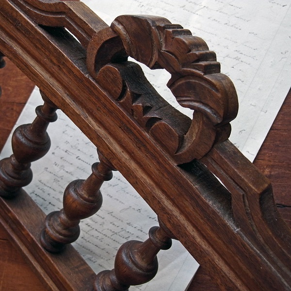 画像: ベビーベッドの木製装飾パーツ
