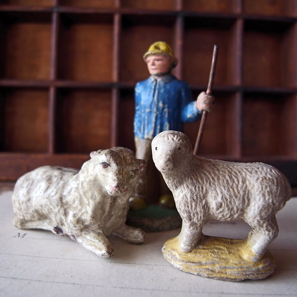 画像: 羊の親子と羊飼いのミニチュアセット