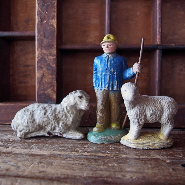 画像: 羊の親子と羊飼いのミニチュアセット