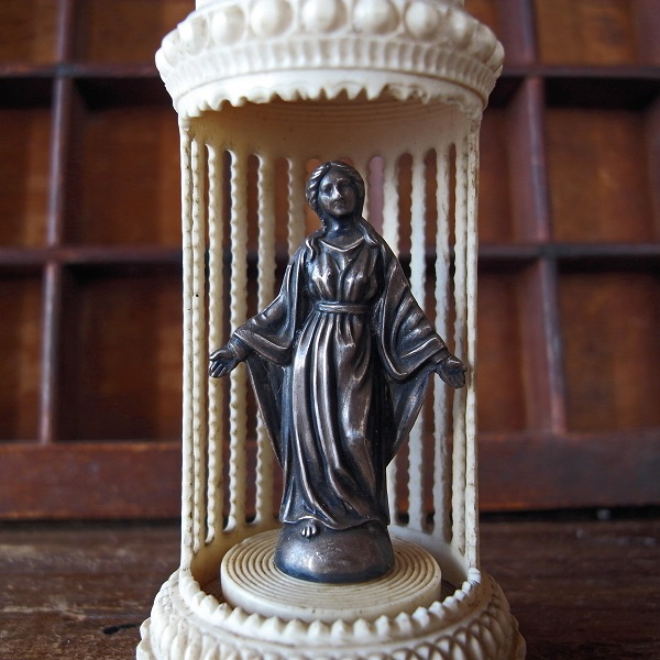 画像: 美しい聖廟の聖母マリア像