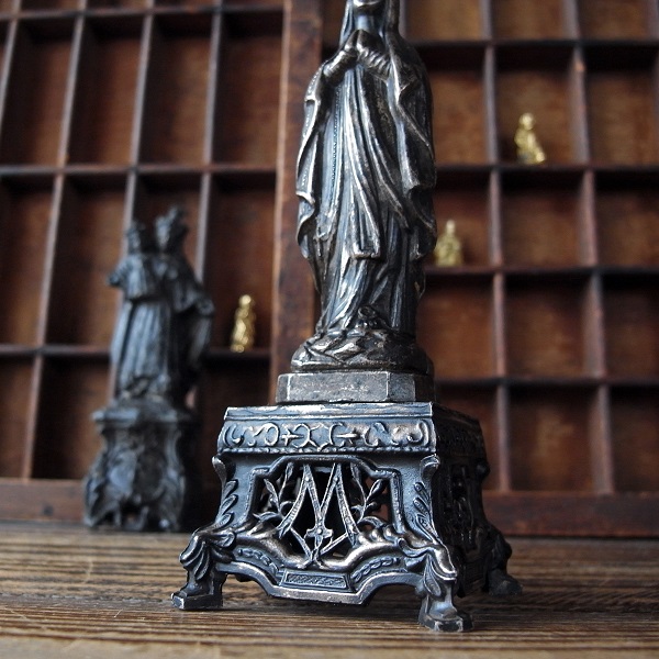画像: 台座に立つ聖母マリア像