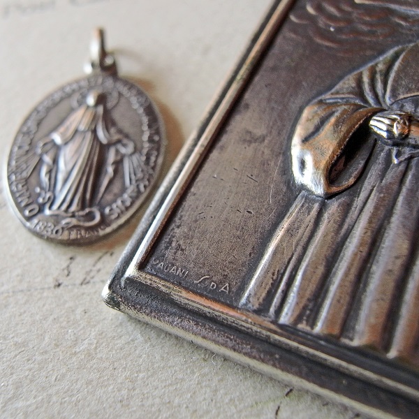 画像: 聖カタリナの盾と不思議のメダイ