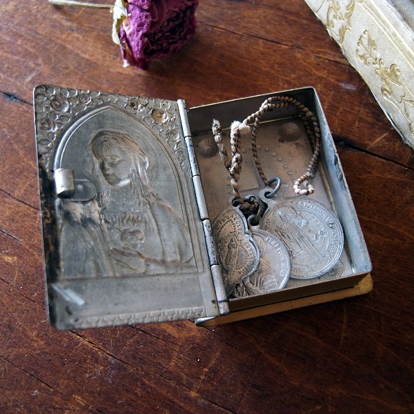 画像: 聖母マリアのケースとメダイのセット