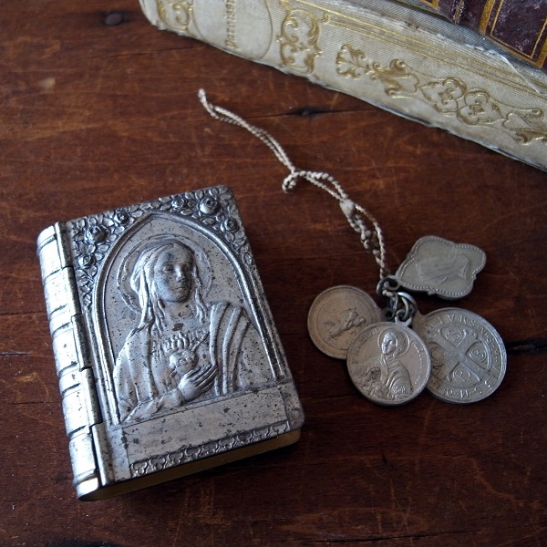 画像: 聖母マリアのケースとメダイのセット