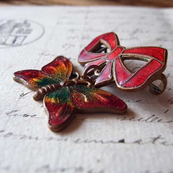 画像: リボンと蝶のエナメルブローチ