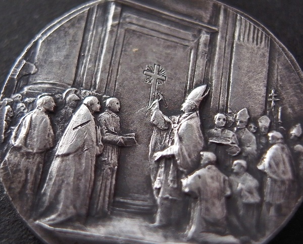 画像: 聖なる扉を開くメダイ（1925年）
