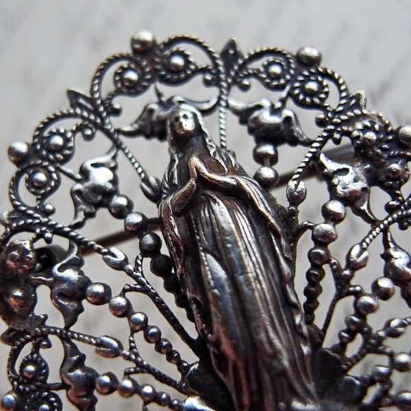 画像: 聖母マリアの透かし細工のブローチ