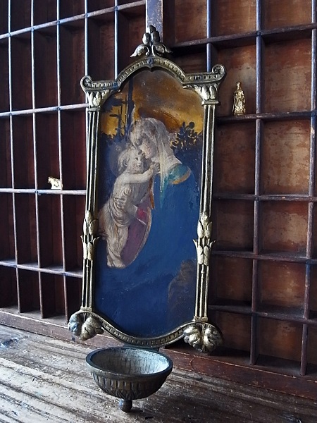 画像: 聖水盤付きの祭壇（聖母子）