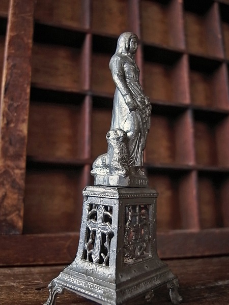 画像: 聖ジェルメーヌと羊の聖像