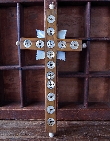 画像: マザーオブパールの手彫りの十字架
