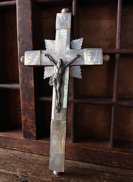 画像: マザーオブパールの手彫りの十字架