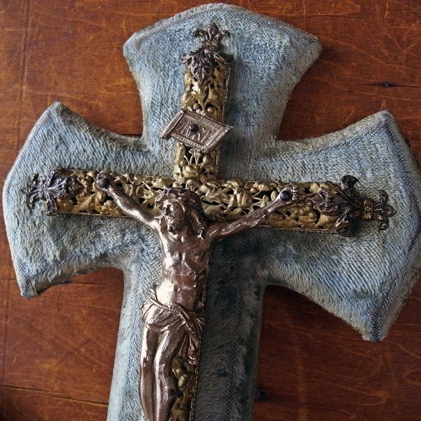 画像: 透かし紋様の十字架の聖水盤