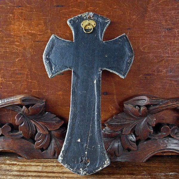 画像: 透かし紋様の十字架の聖水盤