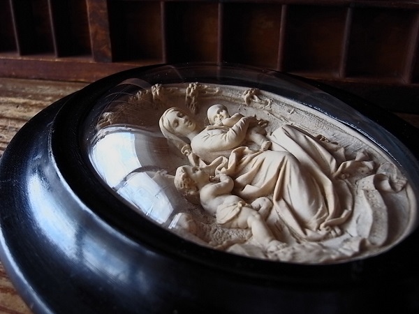 画像: 聖母子と洗礼者ヨハネのガラスドームフレーム