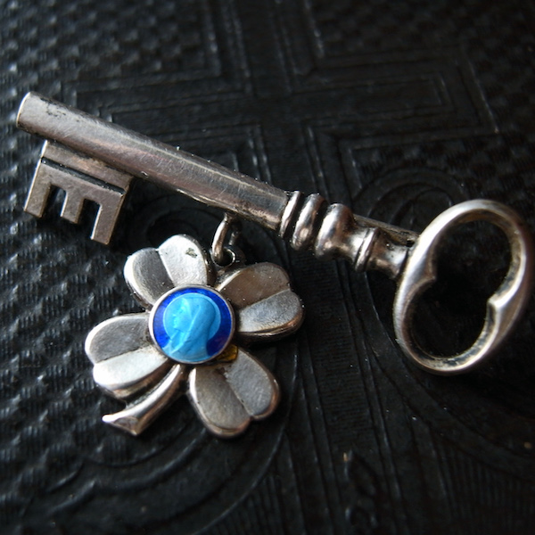画像: 鍵と四つ葉のクローバーのブローチ