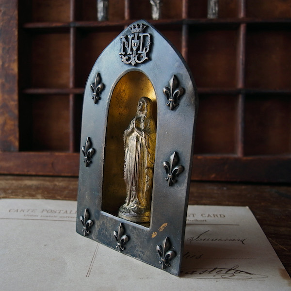 画像: ユリの紋様付き聖母マリアの祭壇