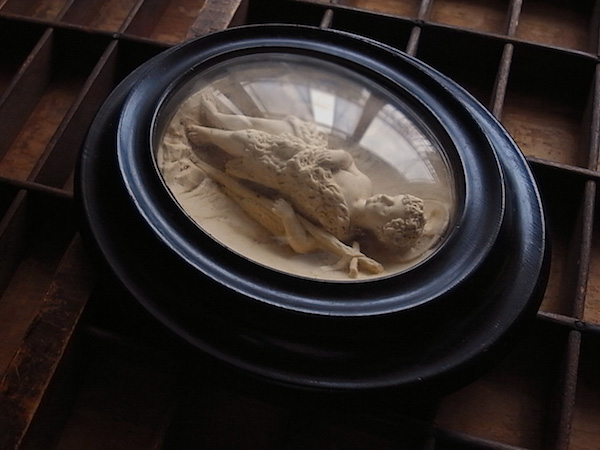 画像: 洗礼者ヨハネのガラスドームフレーム