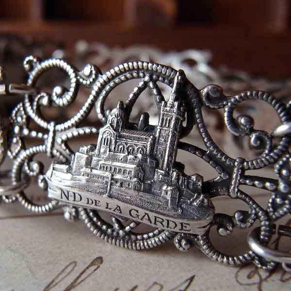 画像: ガルド大聖堂の透かし細工のブレスレット