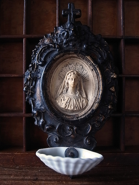 画像: 木製の聖母マリアの聖水盤