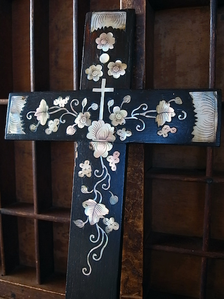 画像: マザーオブパールが埋め込まれた木製十字架