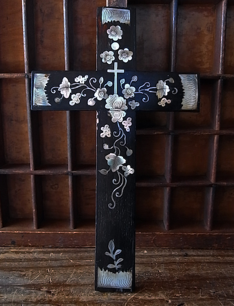 画像: マザーオブパールが埋め込まれた木製十字架