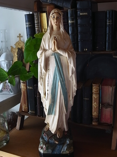 ロザリオを手に祈る聖母マリア像 - Eggplant