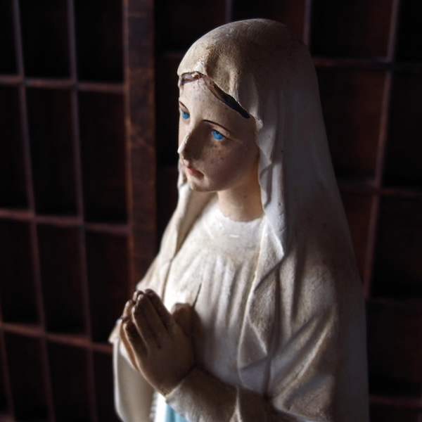 ロザリオを手に祈る聖母マリア像 - Eggplant
