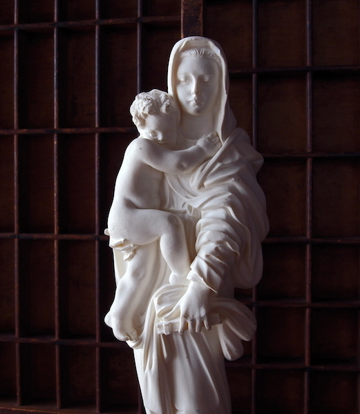 画像: 書物を手にする聖母子像（A. Giannelli作）