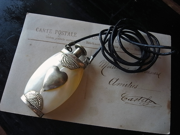 画像: マザーオブパールの香水瓶ネックレス