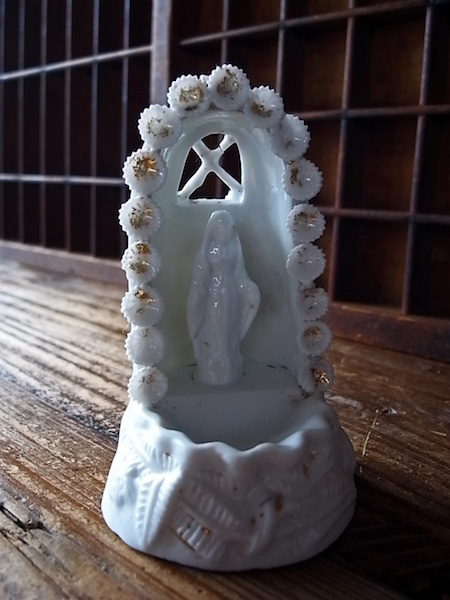 画像: 白磁の聖廟の聖母マリア像