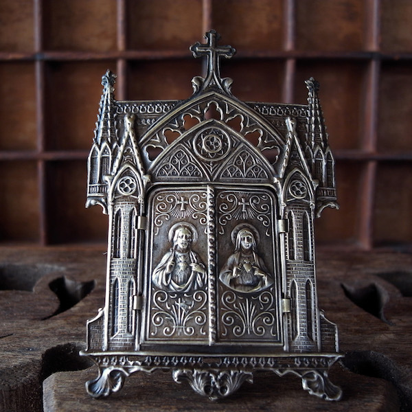 画像: 扉付きの小さな祭壇（聖女テレーズ）