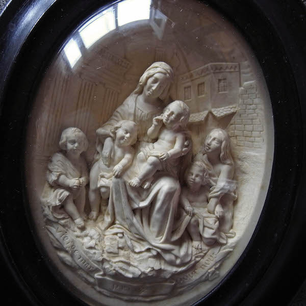 画像: 聖母と子供達のガラスドームフレーム