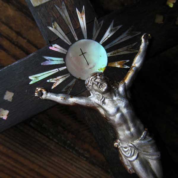画像: マザーオブパールが埋め込まれた十字架