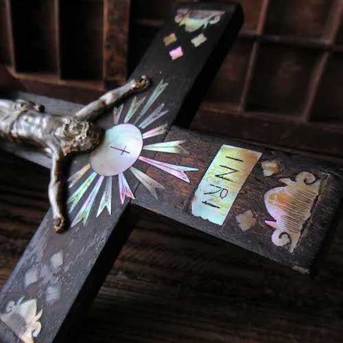 画像: マザーオブパールが埋め込まれた十字架