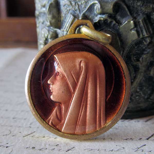 画像: エナメルガラスのルルドの聖母のメダイ
