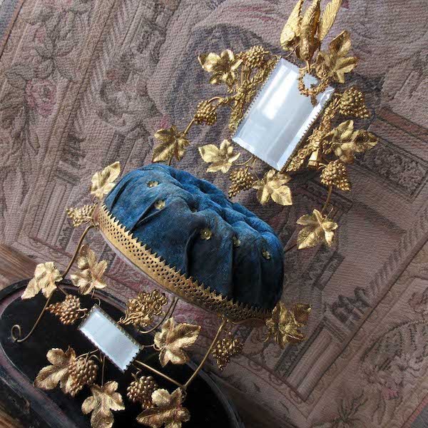 画像: 青いビロードのグローブ・ド・マリエ（台座付き）