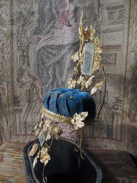 画像: 青いビロードのグローブ・ド・マリエ（台座付き）