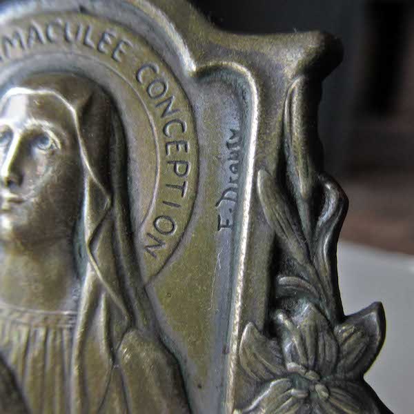 画像: 聖母マリアとユリの盾（ドロプシ作）