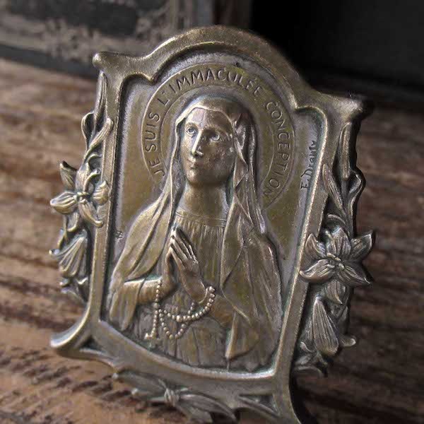 画像: 聖母マリアとユリの盾（ドロプシ作）